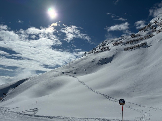 Frischer Powder am Gipfel der Silvretta Montafon zu Ostern — strahlende Sonne über unberührtem Neuschnee
