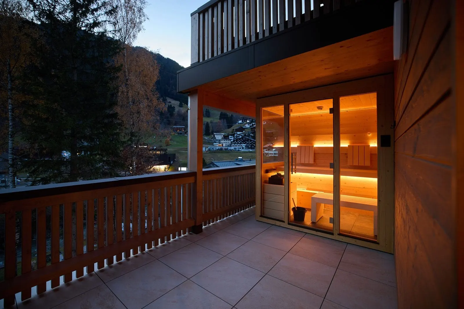 Private Außensauna einer Suite im Aparthotel die Monika in Gaschurn mit Blick auf die Montafoner Berge