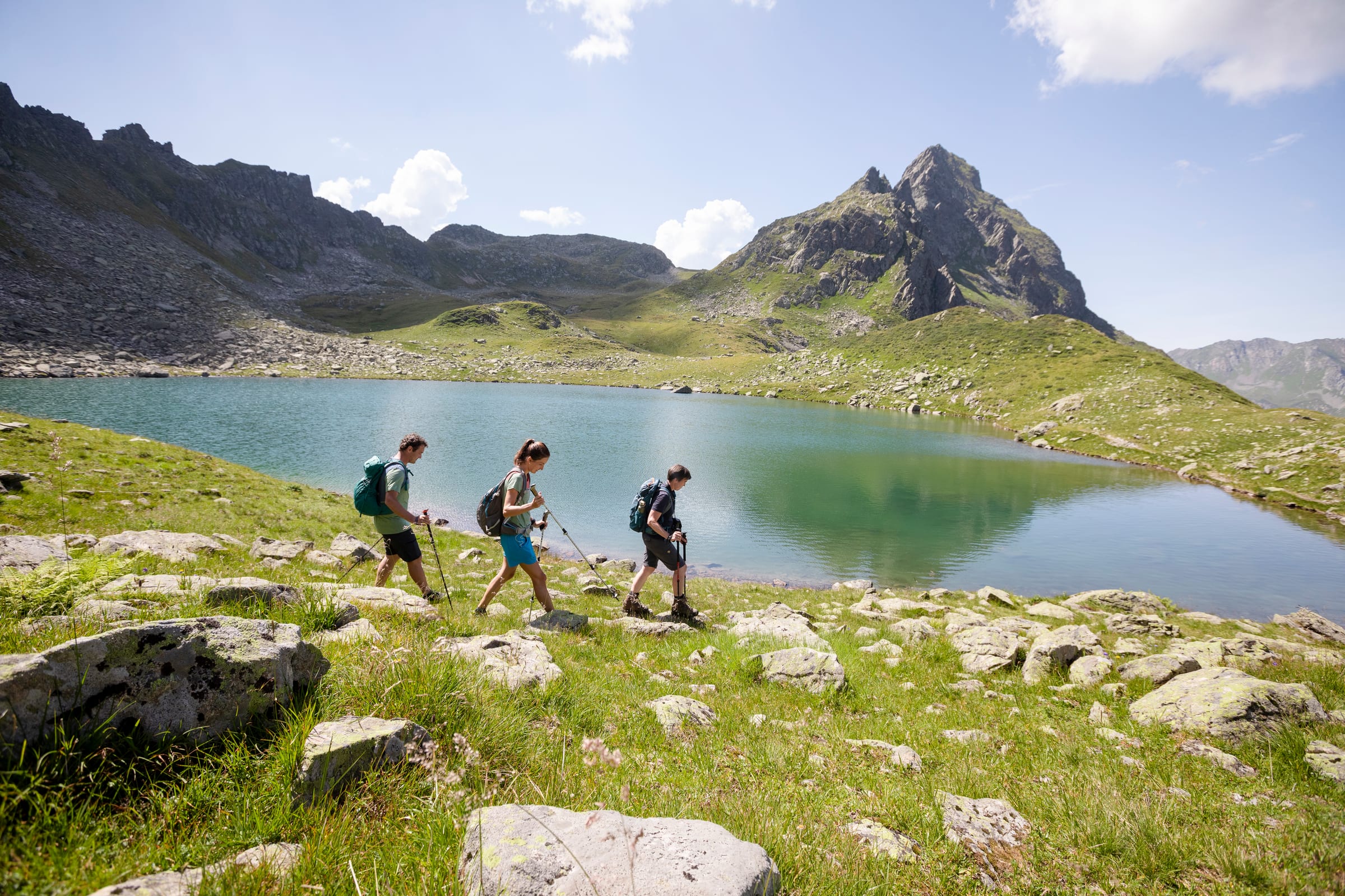 Wanderer am Bergsee — Alpgues Rundweg