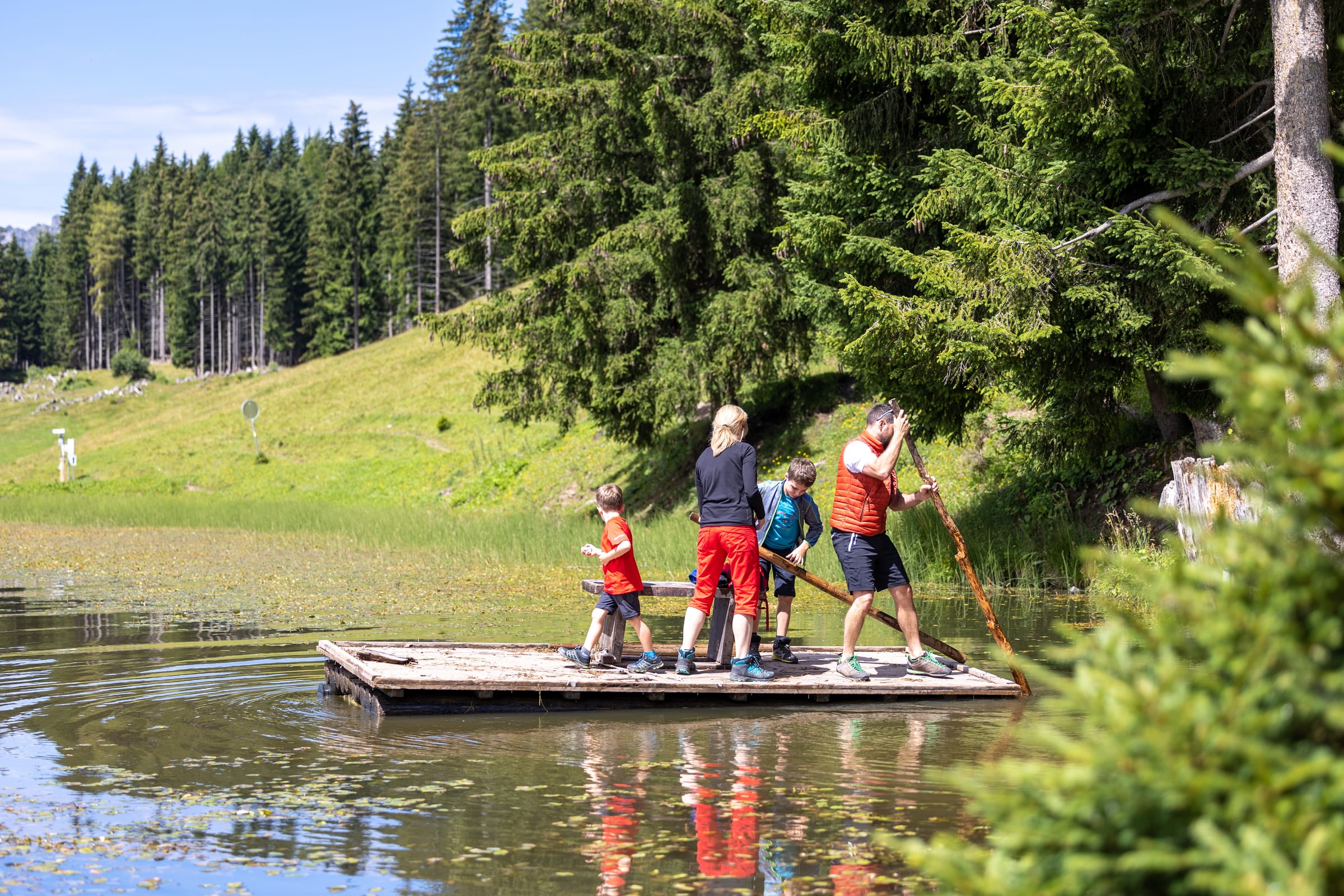Gaglaweg — Familie auf Holzfloß am Waldsee