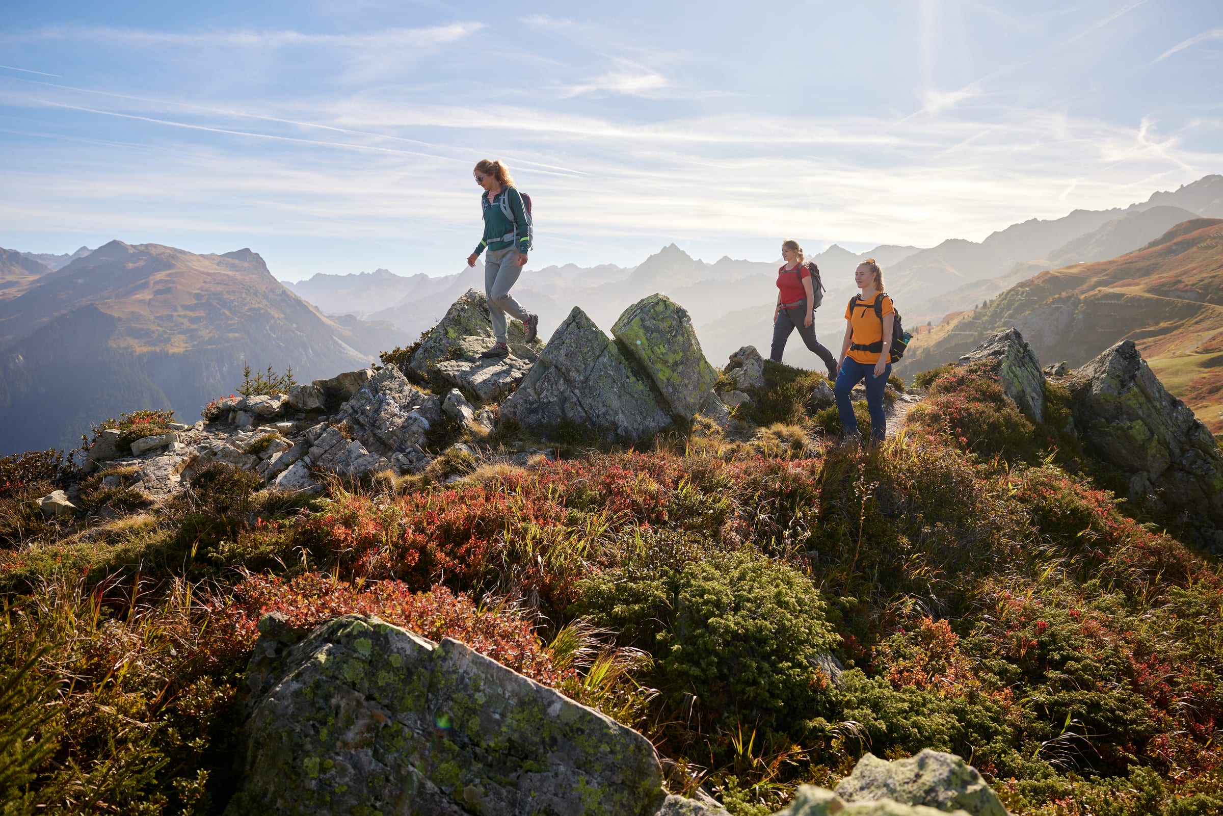 Wanderer auf Berggrat — Gantakopf Rundweg