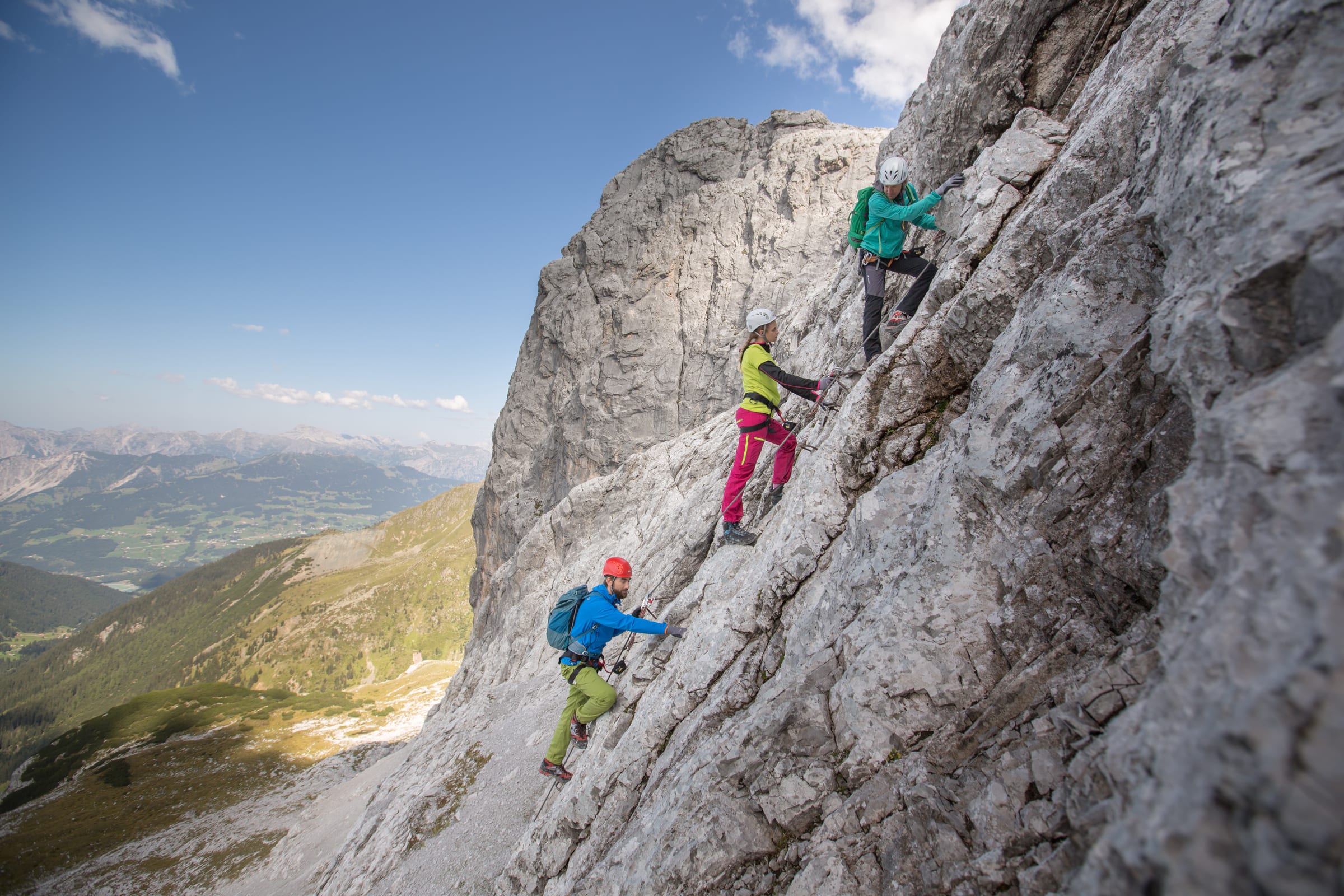 Klettersteig Gauablickhöhle — Kletterer an der Felswand