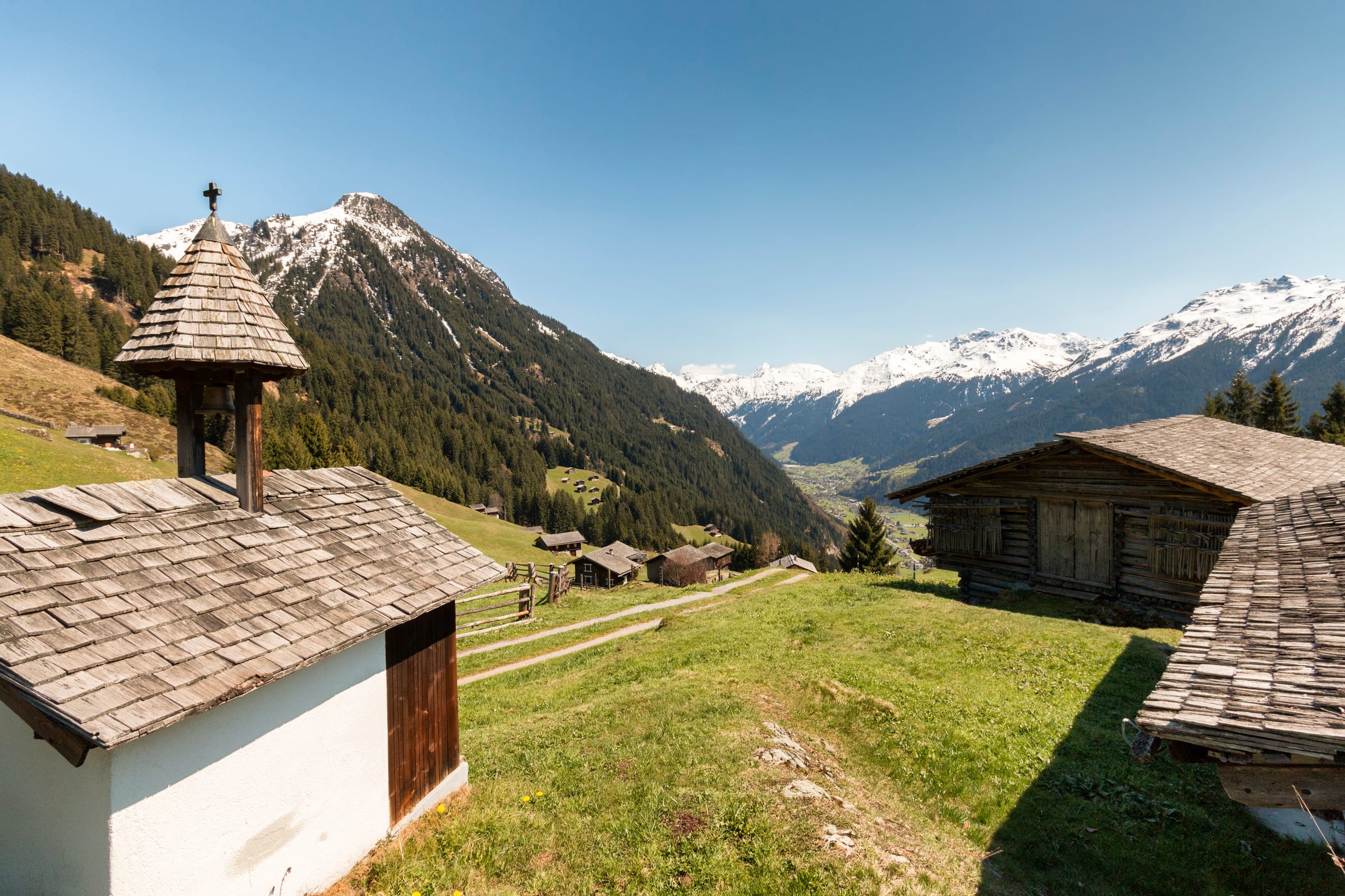 Kapelle am Maisäß Montiel mit Bergblick