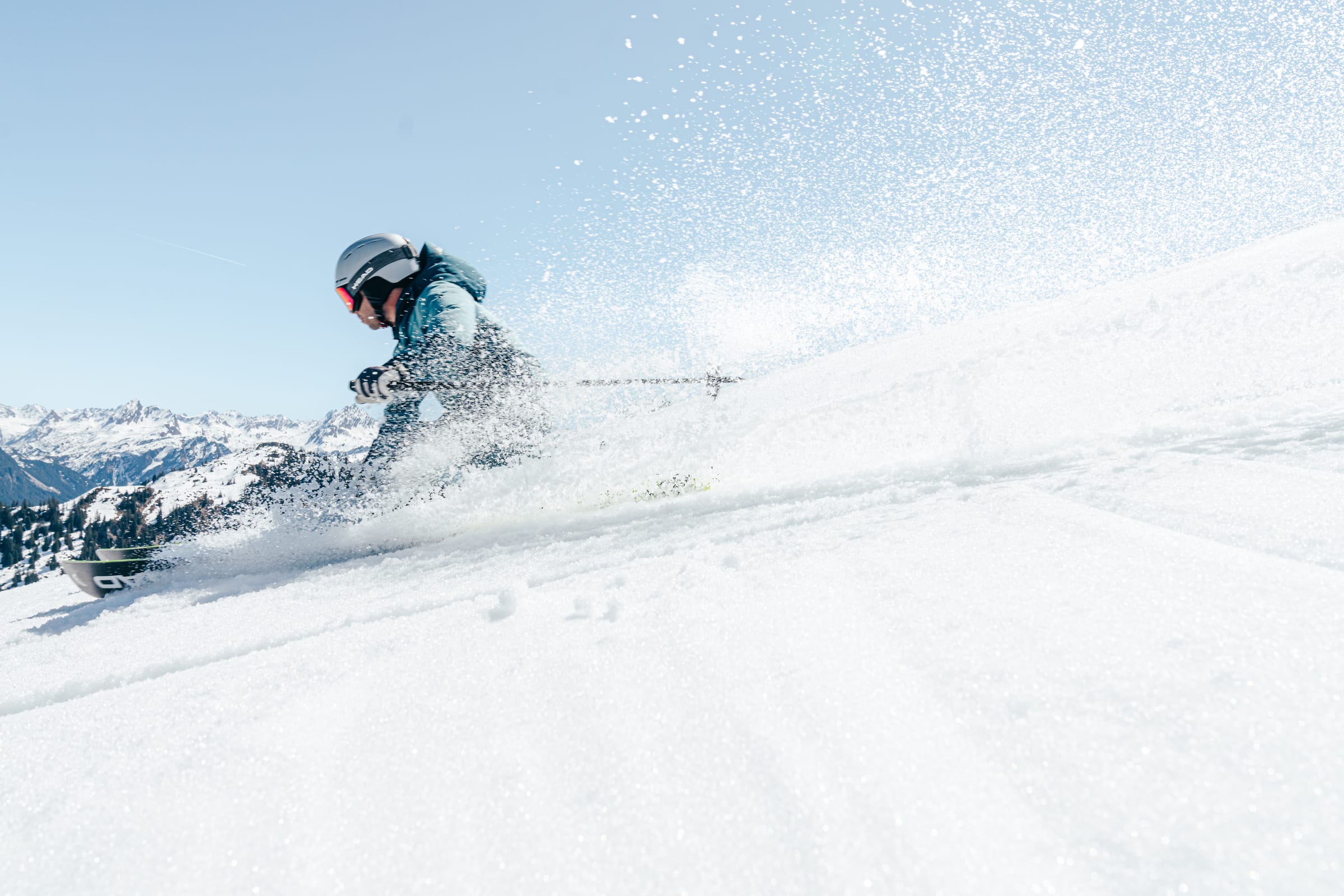 Skifahrer mit Schneestaub — Silvretta Montafon