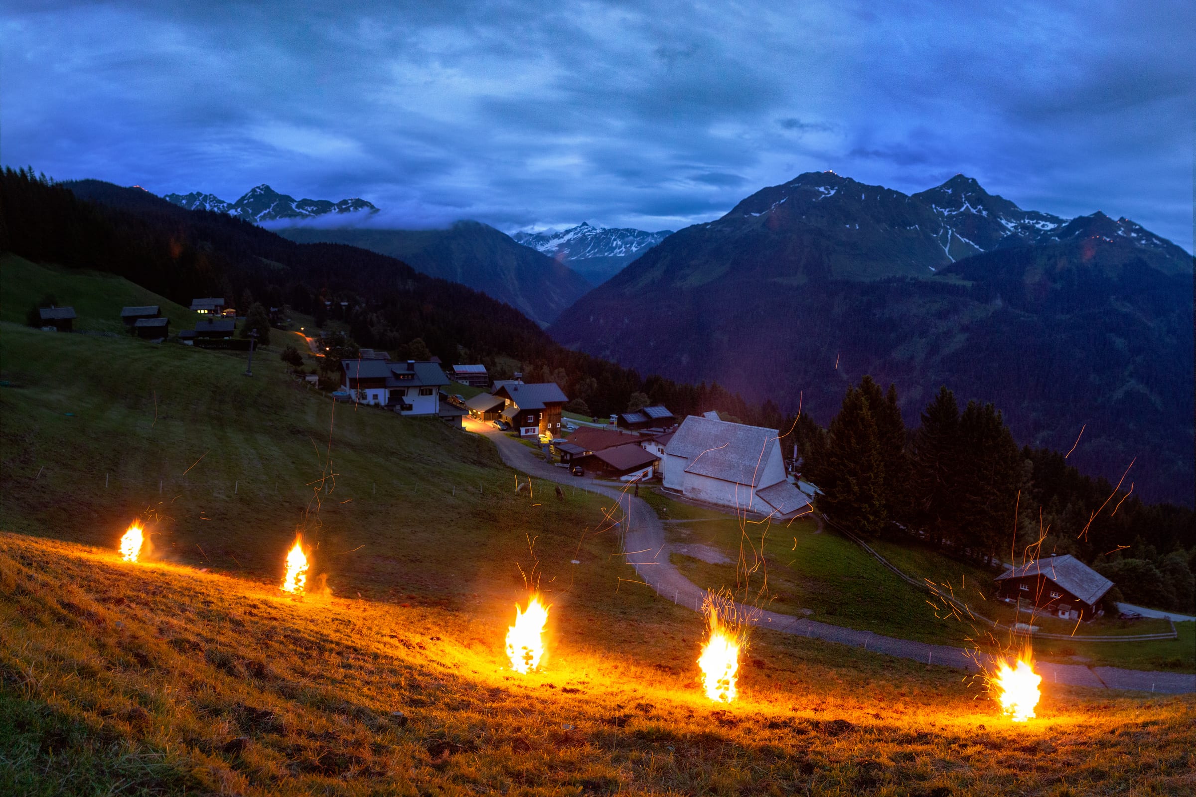 Sonnwendfeuer auf den Bergen im Montafon