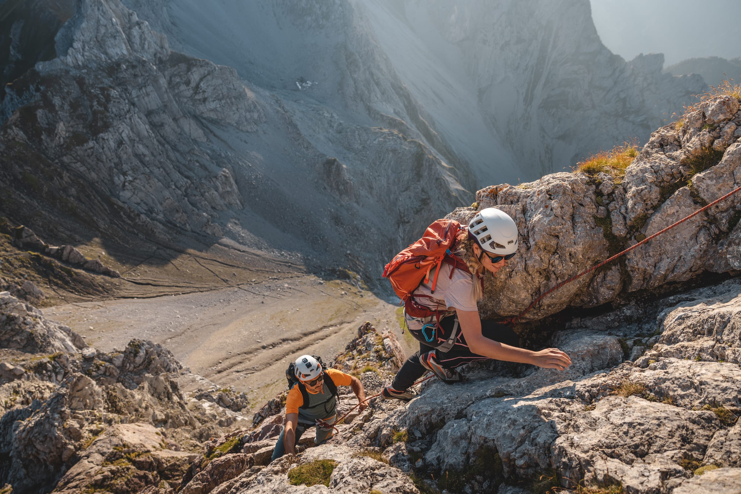 Zimbabesteigung — Kletterin am Fels
