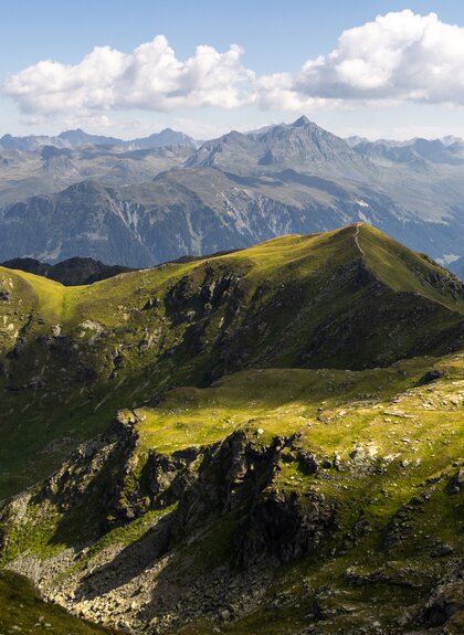 Wanderweg am Hochjoch bei Gaschurn mit Bergpanorama